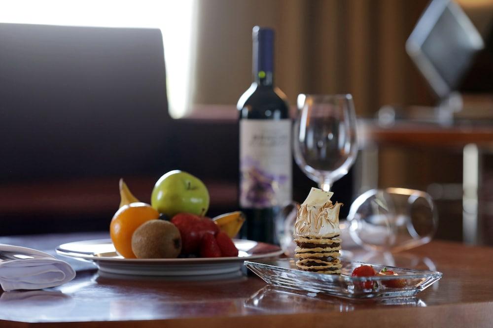 Park Hyatt Mendoza Hotel, Casino & Spa Luaran gambar A bottle of wine and fruit