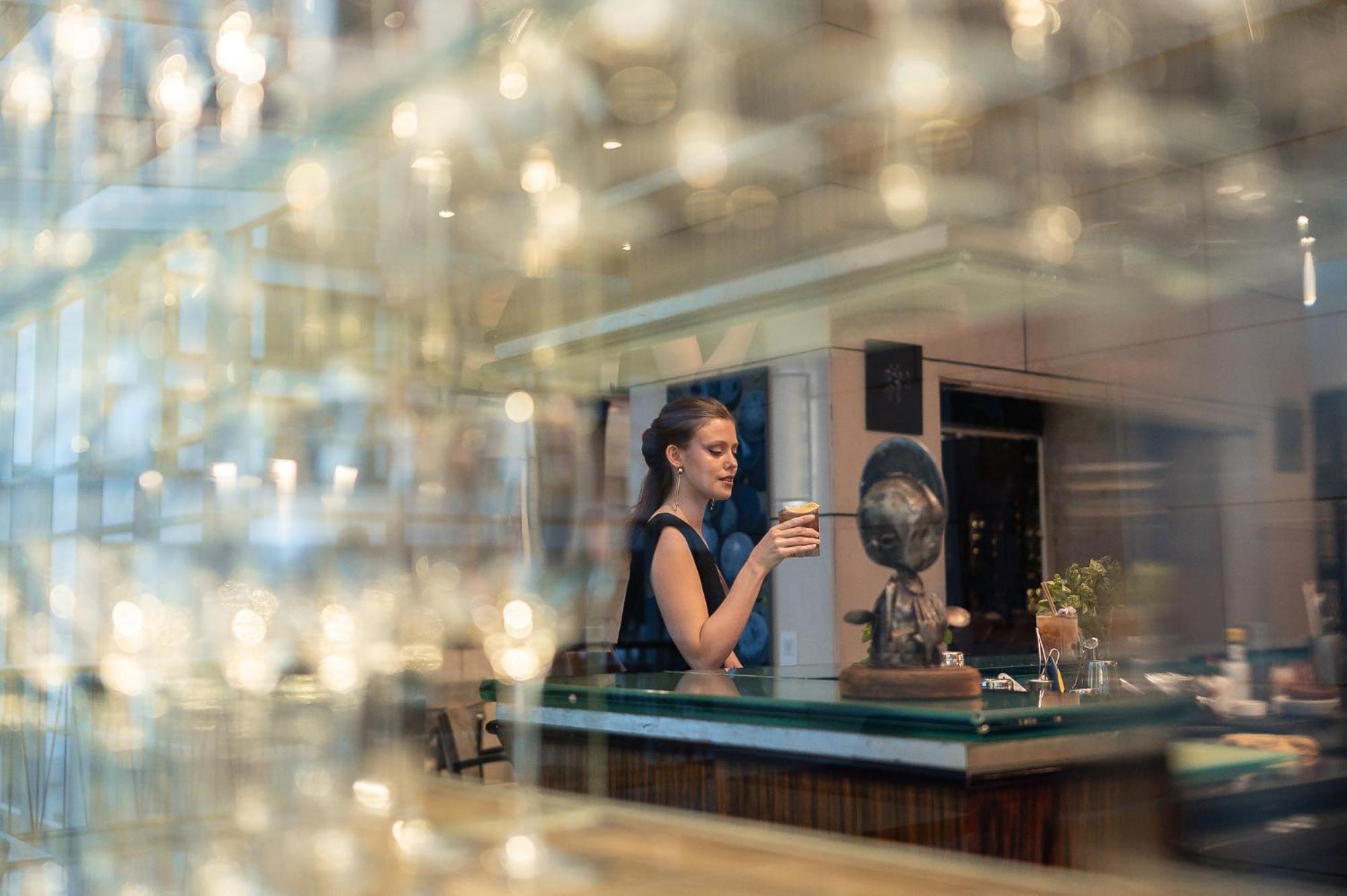 Park Hyatt Mendoza Hotel, Casino & Spa Luaran gambar A woman drinking coffee